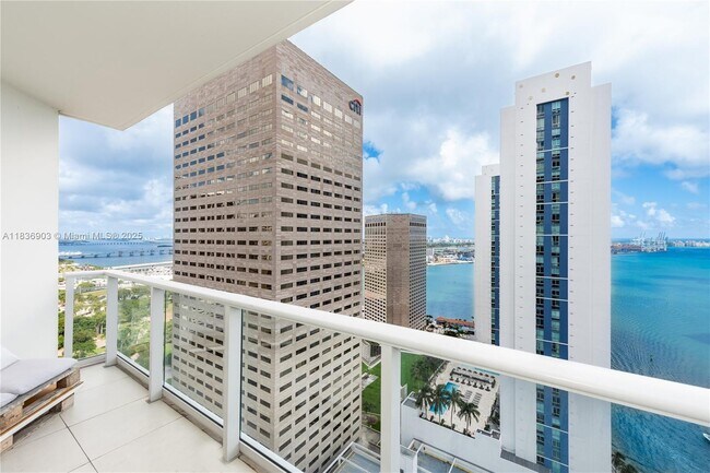 Foto del edificio - 300 S Biscayne Blvd