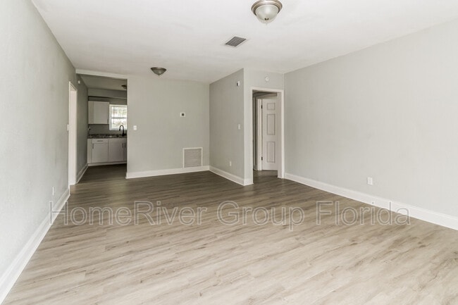 Building Photo - 2877 Belair Rd W