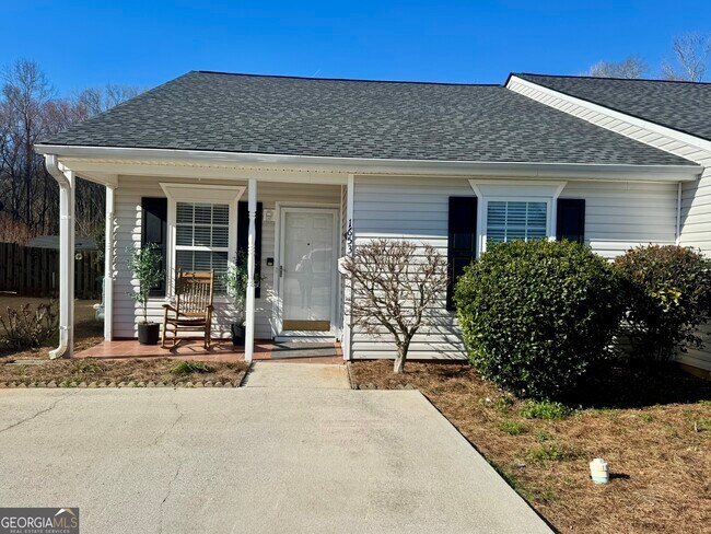 Foto del edificio - 1653 Summerwoods Cir