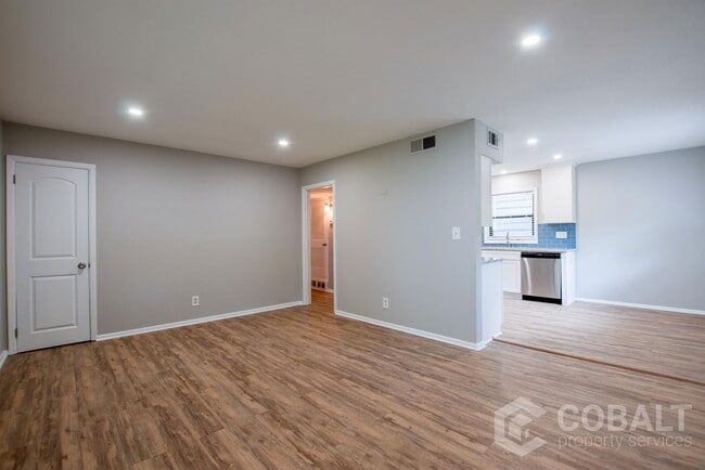 Building Photo - 886 St Charles Ave NE