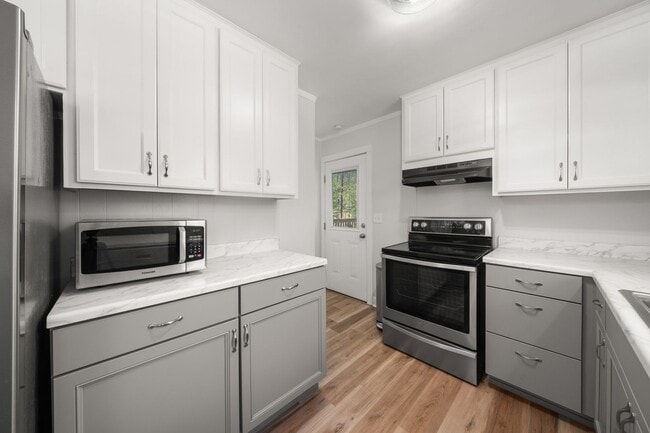 Building Photo - Pet Friendly 3/1 House, Fenced Yard, Deck, Fire Pit & Basement