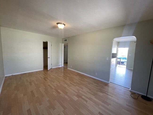 Building Photo - 2 Bedroom 1 Bathroom / Great for UofA Students