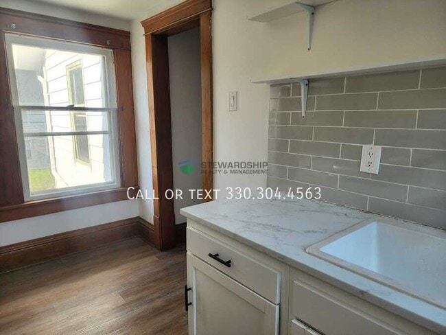 Building Photo - 687 Allyn St