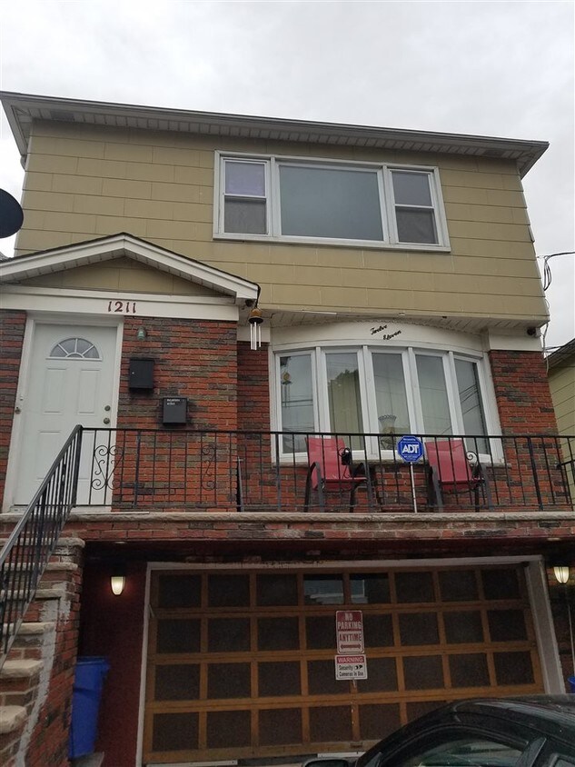 Primary Photo - 1211 51st St