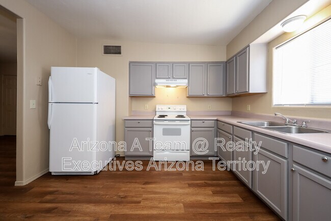 Foto del edificio - 3149 E Flower St