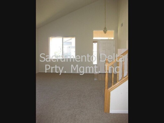Building Photo - Beautiful and Spacious 5 bed/3 bath home i...