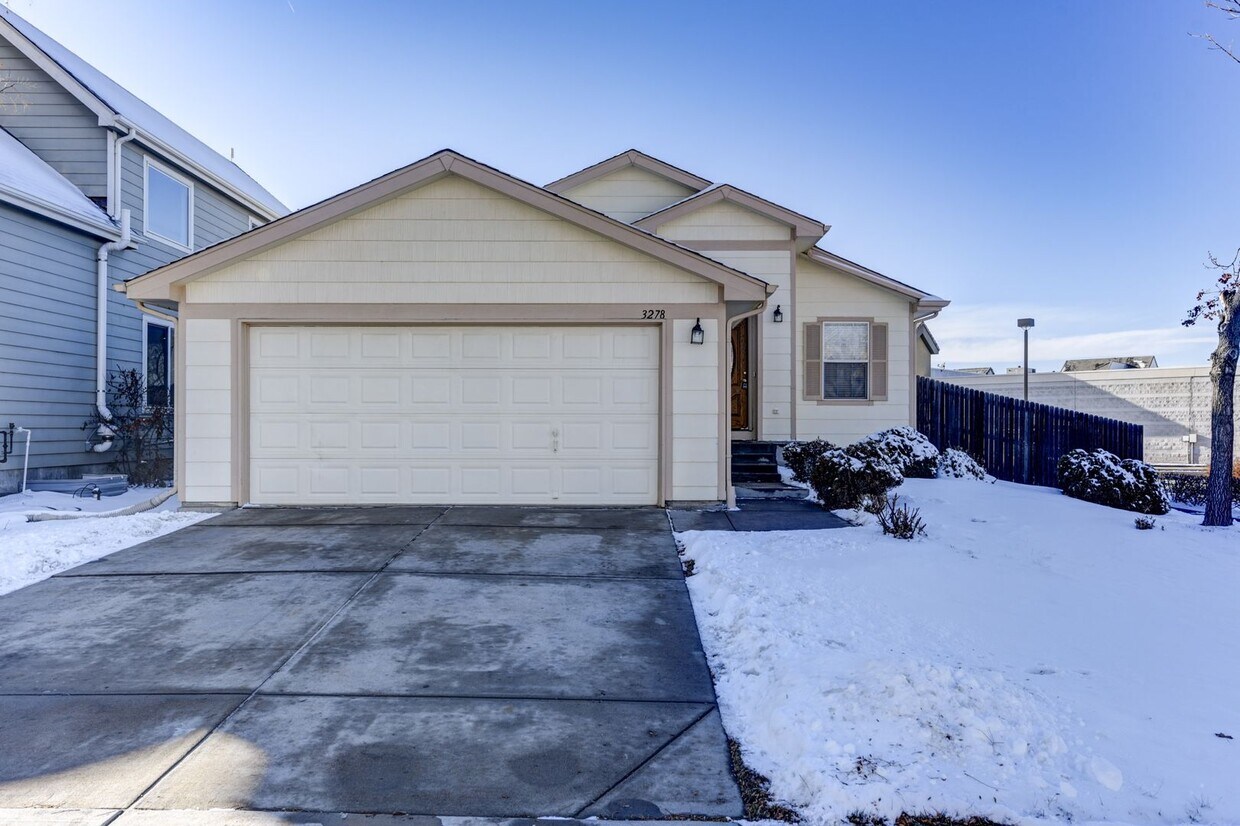 Foto principal - Available June 2024! 5 Bedroom 3 Bath Home...
