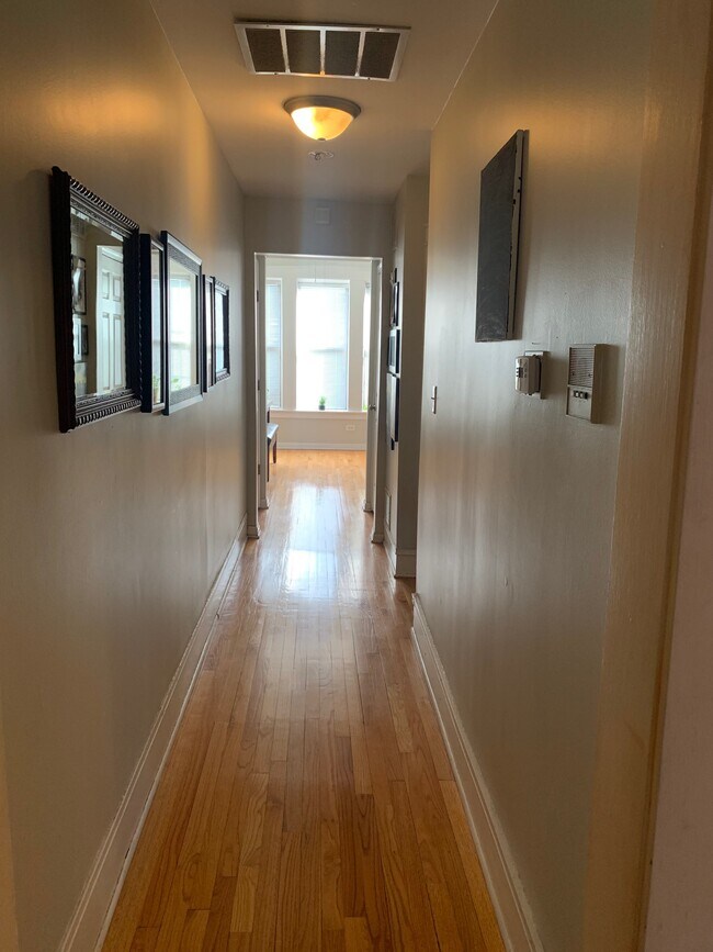 Foto del edificio - 651 E 50th Pl