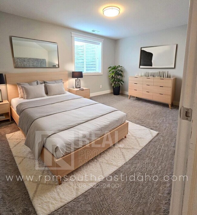 Foto del edificio - Gorgeous 6 Bedroom, 3 Bathroom Home in Mountain Bend in Ammon - By Real Property Management