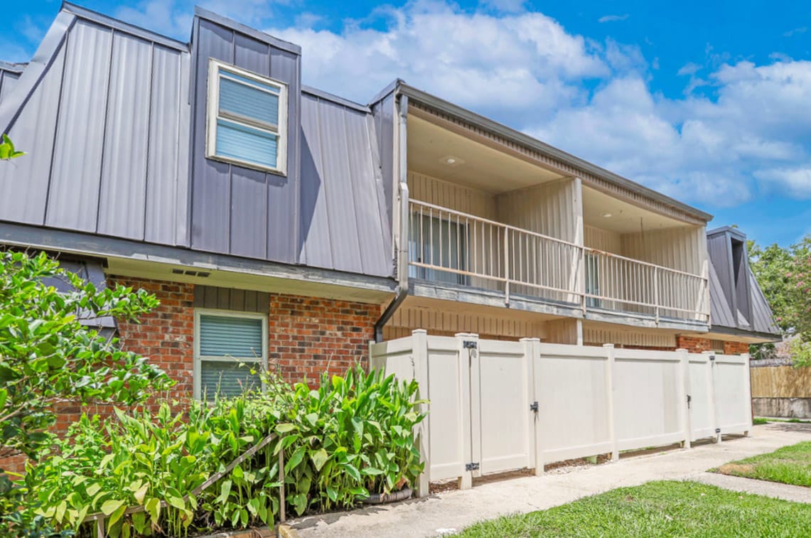 Primary Photo - Hampton Court Apartments