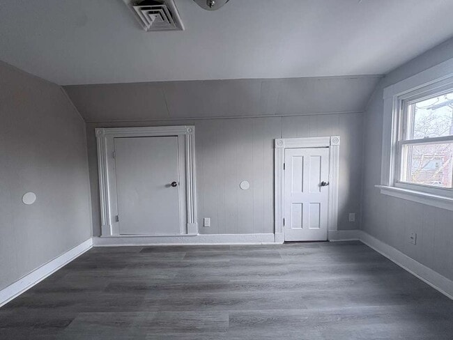 Building Photo - 578 Howard Ave