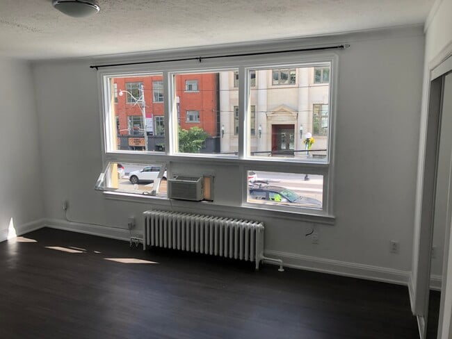 Building Photo - College and Palmerston 2 bedroom with balcony