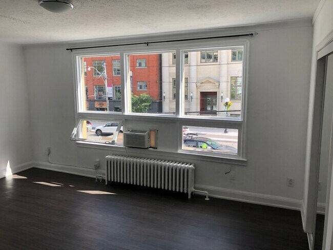 Photo du bâtiment - College and Palmerston 2 bedroom with balcony
