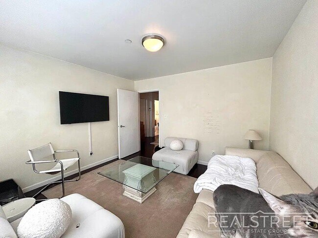Building Photo - 3 bed 1 bath | Dishwasher + Laundry | Incredible Location!