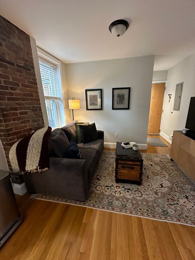Building Photo - VERY NICE ONE BED IN NORTH END!!