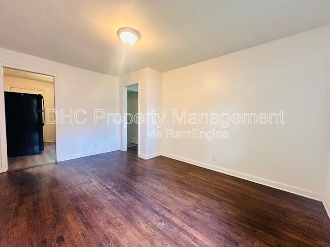Foto del edificio - 2125 Larchwood Rd SW