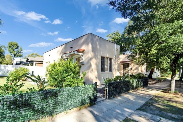 Building Photo - 1002 Hope St