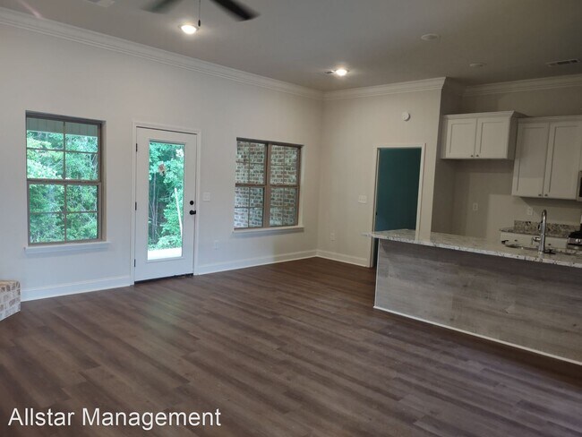 Building Photo - 3 br, 2 bath House - 1007 Silver Circle
