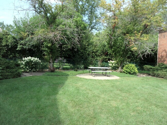 Building Photo - 2822 Dundee Rd