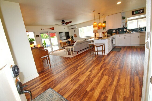 Building Photo - Stand-alone, Remodeled, Tastefully Furnished and Decorated 3Bed/2Bath Home in Southpointe with a ...