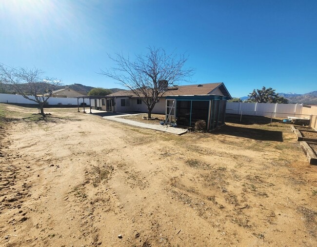 Foto del edificio - Large 3 Bedroom 2 Bath Home Close to Onaga Elementary