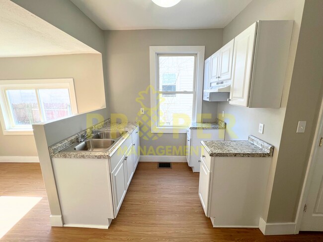 Building Photo - 4 bedrooms 2 full bathrooms house for rent