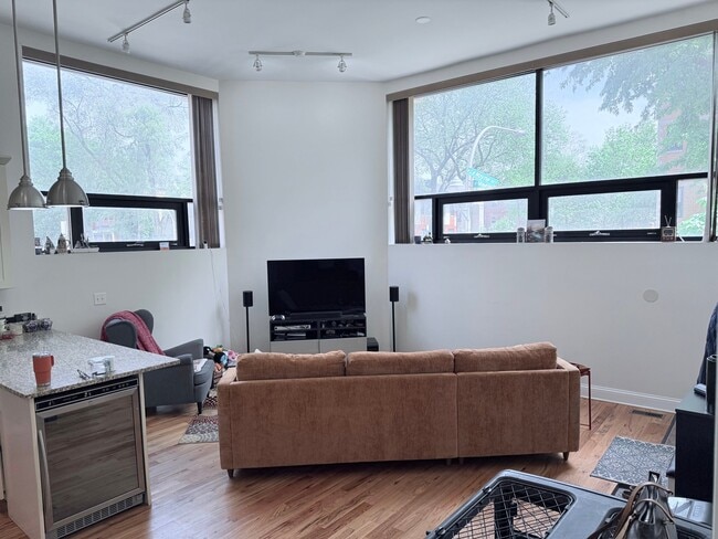 Foto del edificio - 1458 N Maplewood Ave