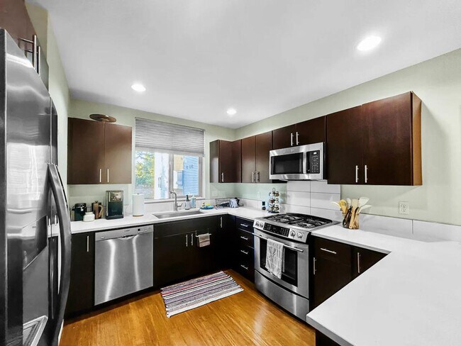 Foto del edificio - 2451A 55th Ave SW
