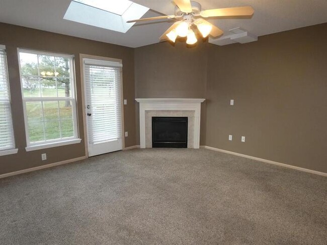 Building Photo - Beautiful Town Home in North Kansas City S...