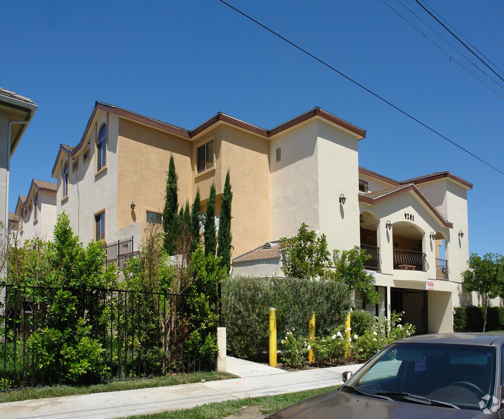 Foto principal - 9201 Tobias Ave