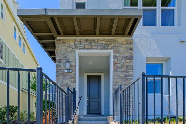 Photo - Beautiful end unit 4 bedroom condo in Dublin