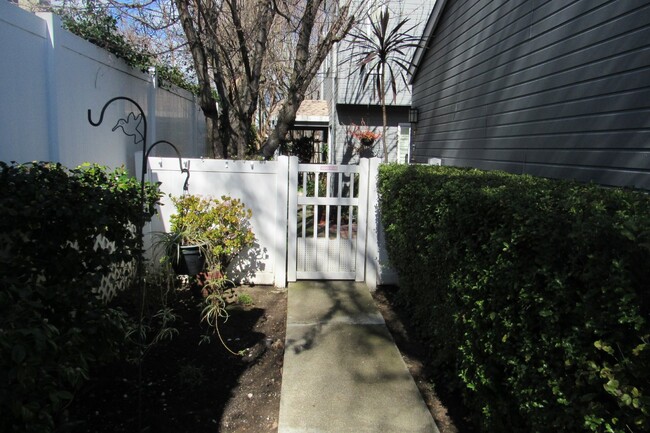 Foto del edificio - Beautiful 3 Bed/2.5 Bath Townhome