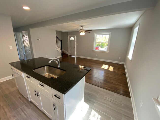 Foto del edificio - Updated 4 Bedroom Home Convenient to Carytown, Byrd Park And More. Available In July