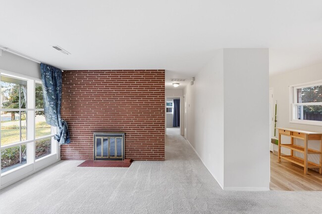 Building Photo - Bright & Comfortable Home with Private Patio and Covered Parking