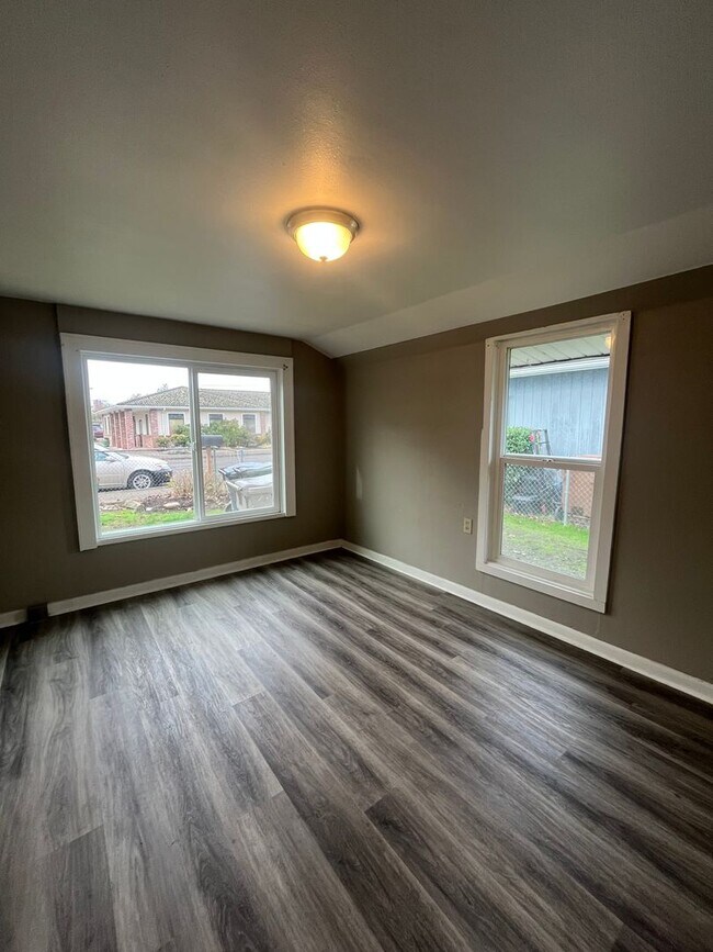 Foto del edificio - 4-Bedroom 1 1/2-Bath home in Junction City