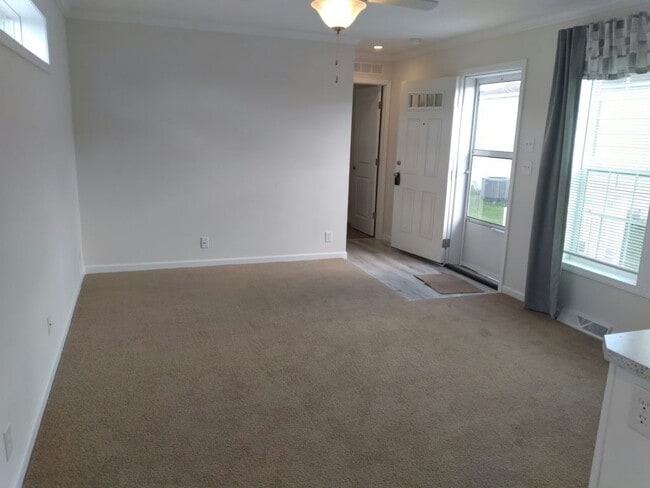Building Photo - 102 W Fowler Dr