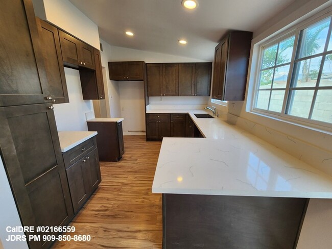 Foto del edificio - Rialto 5 Bedroom Home