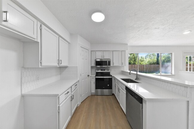 Building Photo - 2042 Lexington Woods Dr