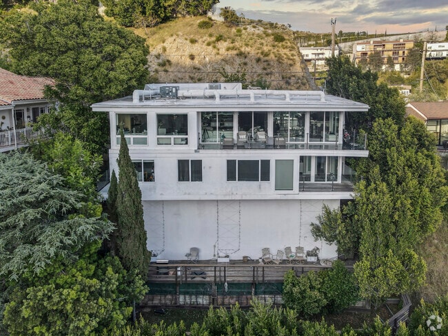 Building Photo - 1737 Sunset Plaza Dr