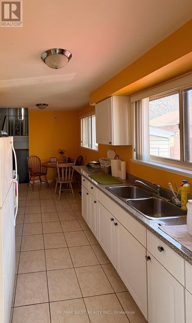 Building Photo - 9 Syracuse Crescent