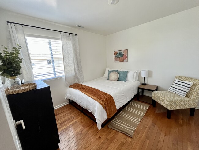 Building Photo - Pet friendly/ 2 queens/ walk to hospital/ ...