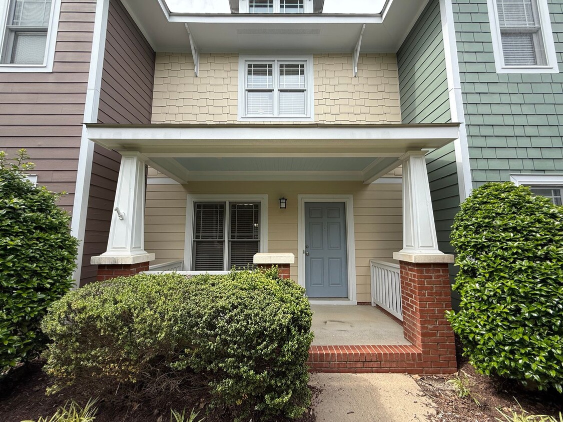 Foto principal - Charming 2BD, 2.5BA Apex Townhome in a Pri...