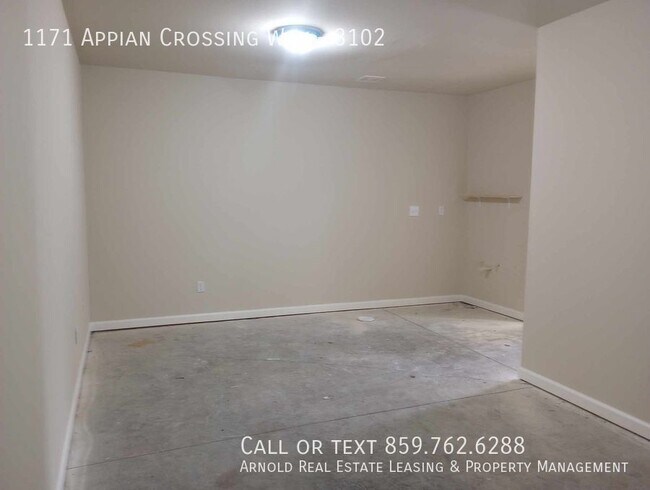 Building Photo - Available Now Spacious 3 bedroom 2.5 bath ...