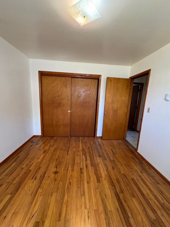 Building Photo - 2bdrm, 1 bath duplex with carport and fenc...
