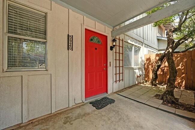 Foto del edificio - 5920 Little Creek Trail