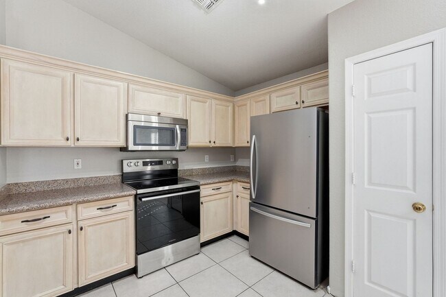 Foto del edificio - Three bedrooms PLUS Den! Ready to Move In