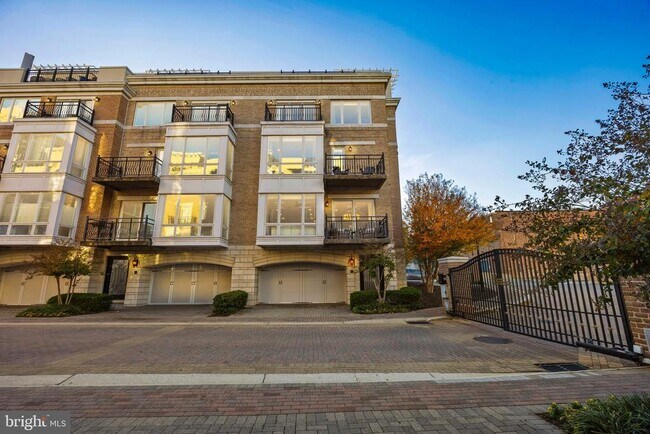 Foto del edificio - 900 Valencia Ct