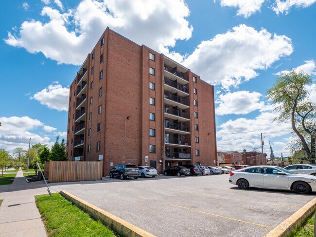 Photo du bâtiment - Askin Tower Apartments