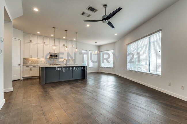 Building Photo - Luxury 3-Story 2/2.5/2 Townhome Ready For ...