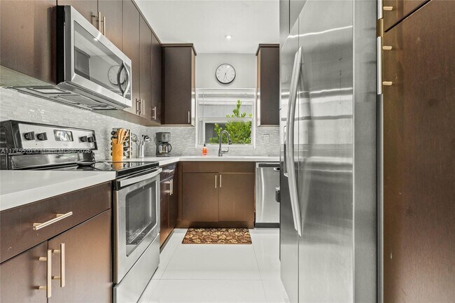 Building Photo - 4775 Collins Ave